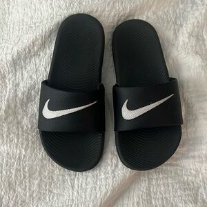Kids black Nike slides